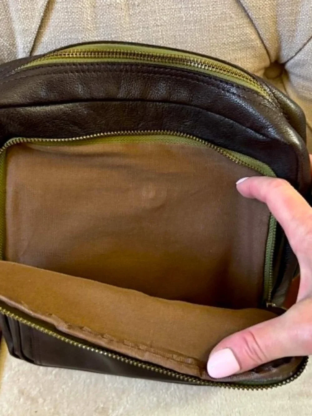 Jeep Leather Cross Body Messenger Travel Bag Zippered Pockets Brown